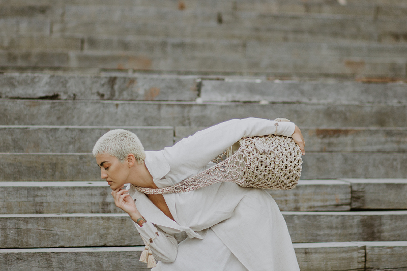 modelo com bolsa artesanal da marca