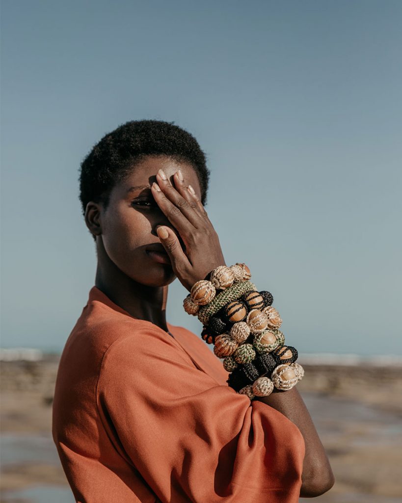 acessórios artesanais - modelos com pulseiras da marca