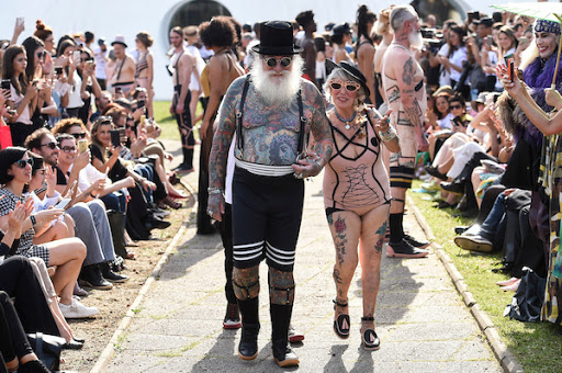 moda militante - Modelos idosos desfile Ronaldo Fraga